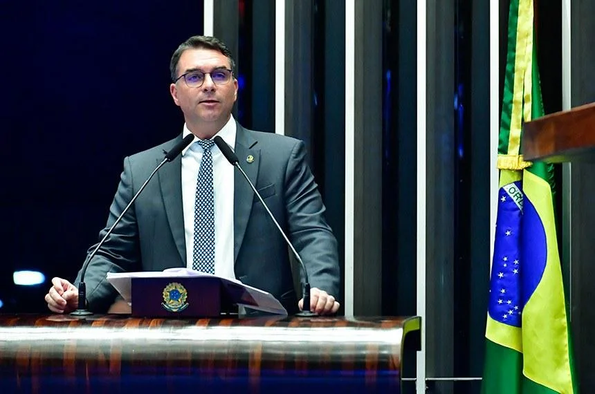 Flávio Bolsonaro tem passaportes cancelados pela Polícia Federal; possível saída do Brasil é investigada