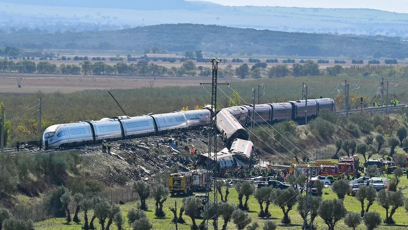 Tragédia na Espanha: colisão entre trens de alta velocidade deixa pelo menos 68 mortos