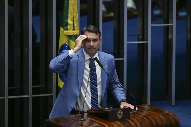 Flávio Bolsonaro chega aos Estados Unidos com a família após deixar o Brasil apesar de proibição do STF