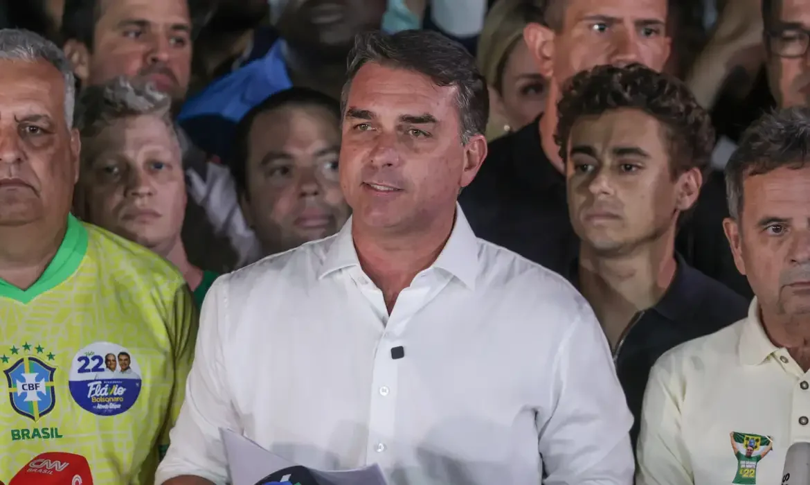Flávio Bolsonaro chega aos Estados Unidos, questiona eleição e altera carta divulgada nas redes