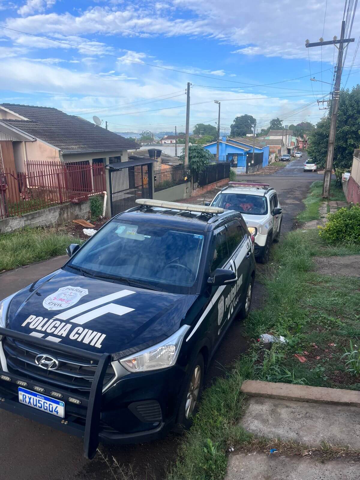 A Delegacia de Proteção à Criança, Adolescente, Mulher e Idoso (DPCAMI) de Xanxerê deu cumprimento, na manhã desta quarta-feira (25), a dois mandados de internações de adolescentes suspeitos do cometimento de atos infracionais análogos aos delitos de tráfico de drogas e associação ao tráfico. Na ocasião, esta delegacia especializada contou com o apoio da Polícia Militar de Xanxerê e do canil da PM. Válido frisar que os adolescentes já haviam sido apreendidos pela mesma prática dos atos infracionais retromencionados, demonstrando reiteração em condutas análogas aos delitos de grave potencial ofensivo, tendo o órgão de polícia judiciária representado pelas internações dos menores, as quais foram deferidas pelo Poder Judiciário e dado cumprimento nesta ocasião. Importante ressaltar a importância das ações integradas entre os órgãos de segurança pública do estado de Santa Catarina.