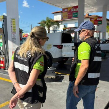 Outro ponto discutido na coletiva de imprensa foi o preço e um possível desabastecimento de diesel no estado. Conforme a delegada Michele Alves, diretora do Procon Estadual, esse risco ainda não existe: “Hoje eu conversei com todas as distribuidoras e sindicatos e por enquanto o que temos é apenas uma diminuição da venda por parte das distribuidoras de forma preventiva. Por exemplo, se um posto compra 10 mil litros, a distribuidora só vende 5 mil.” No último sábado, 14, a Petrobras anunciou aumento de 0,38 centavos no preço do diesel por causa da guerra no Oriente Médio. Como acionar o Procon/SC Zap Denúncia – 48 3665 9057 Núcleo de Apoio ao Superendividamento – 48 3665 9068 Telefone 151 – ligação gratuita apenas para tirar dúvidas dos consumidores. Site do Procon SC: reclamações para pessoas que moram em cidades sem Procon municipal.