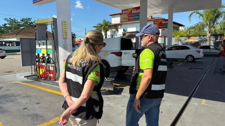 Outro ponto discutido na coletiva de imprensa foi o preço e um possível desabastecimento de diesel no estado. Conforme a delegada Michele Alves, diretora do Procon Estadual, esse risco ainda não existe: “Hoje eu conversei com todas as distribuidoras e sindicatos e por enquanto o que temos é apenas uma diminuição da venda por parte das distribuidoras de forma preventiva. Por exemplo, se um posto compra 10 mil litros, a distribuidora só vende 5 mil.” No último sábado, 14, a Petrobras anunciou aumento de 0,38 centavos no preço do diesel por causa da guerra no Oriente Médio. Como acionar o Procon/SC Zap Denúncia – 48 3665 9057 Núcleo de Apoio ao Superendividamento – 48 3665 9068 Telefone 151 – ligação gratuita apenas para tirar dúvidas dos consumidores. Site do Procon SC: reclamações para pessoas que moram em cidades sem Procon municipal.