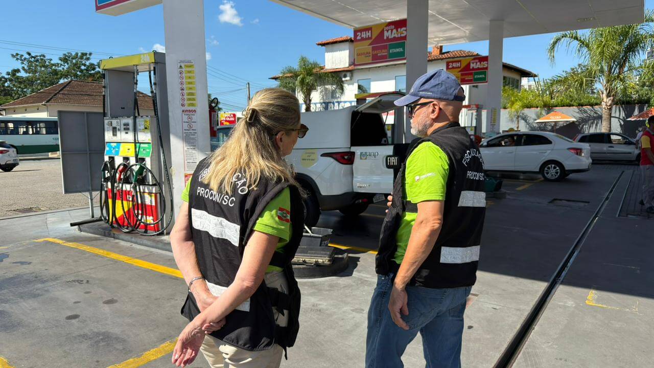 Outro ponto discutido na coletiva de imprensa foi o preço e um possível desabastecimento de diesel no estado. Conforme a delegada Michele Alves, diretora do Procon Estadual, esse risco ainda não existe: “Hoje eu conversei com todas as distribuidoras e sindicatos e por enquanto o que temos é apenas uma diminuição da venda por parte das distribuidoras de forma preventiva. Por exemplo, se um posto compra 10 mil litros, a distribuidora só vende 5 mil.” No último sábado, 14, a Petrobras anunciou aumento de 0,38 centavos no preço do diesel por causa da guerra no Oriente Médio. Como acionar o Procon/SC Zap Denúncia – 48 3665 9057 Núcleo de Apoio ao Superendividamento – 48 3665 9068 Telefone 151 – ligação gratuita apenas para tirar dúvidas dos consumidores. Site do Procon SC: reclamações para pessoas que moram em cidades sem Procon municipal.