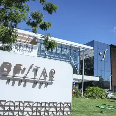A defesa do ex-presidente Jair Bolsonaro fez nesta terça-feira (17) ao ministro Alexandre de Moraes, do Supremo Tribunal Federal (STF), um novo pedido para que ele seja transferido ao regime de prisão domiciliar, em razão de seu estado de saúde, para cumprir sua pena de 27 anos e três meses de prisão por crimes contra a democracia. O pedido foi apresentado quatro dias depois de Bolsonaro ter sido internado, com autorização judicial, na Unidade de Terapia Intensiva (UTI) de um hospital particular de Brasília, para tratar uma broncopneumonia bacteriana bilateral de provável origem aspirativa. O ex-presidente passou mal em sua cela no 19º Batalhão da Polícia Militar, conhecido como Papudinha, em 13 de março, e foi internado na UTI logo ao chegar ao hospital, com quadro de febre alta e queda na saturação de oxigênio. De acordo com o boletim médico mais recente, Bolsonaro apresenta melhora clínica, com recuperação da função renal e melhora parcial de marcadores inflamatórios, embora permaneça sob cuidados clínicos intensivos. No pedido desta terça, os advogados, amparados pelos argumentos da equipe médica particular que acompanha Bolsonaro, argumentam que novos episódios de broncoaspiração podem ocorrer a qualquer momento, situação que exige “monitoramento clínico frequente”.