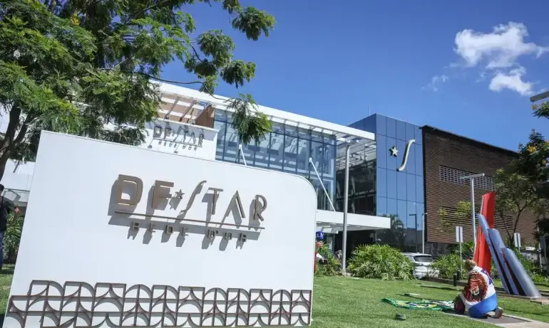 A defesa do ex-presidente Jair Bolsonaro fez nesta terça-feira (17) ao ministro Alexandre de Moraes, do Supremo Tribunal Federal (STF), um novo pedido para que ele seja transferido ao regime de prisão domiciliar, em razão de seu estado de saúde, para cumprir sua pena de 27 anos e três meses de prisão por crimes contra a democracia. O pedido foi apresentado quatro dias depois de Bolsonaro ter sido internado, com autorização judicial, na Unidade de Terapia Intensiva (UTI) de um hospital particular de Brasília, para tratar uma broncopneumonia bacteriana bilateral de provável origem aspirativa. O ex-presidente passou mal em sua cela no 19º Batalhão da Polícia Militar, conhecido como Papudinha, em 13 de março, e foi internado na UTI logo ao chegar ao hospital, com quadro de febre alta e queda na saturação de oxigênio. De acordo com o boletim médico mais recente, Bolsonaro apresenta melhora clínica, com recuperação da função renal e melhora parcial de marcadores inflamatórios, embora permaneça sob cuidados clínicos intensivos. No pedido desta terça, os advogados, amparados pelos argumentos da equipe médica particular que acompanha Bolsonaro, argumentam que novos episódios de broncoaspiração podem ocorrer a qualquer momento, situação que exige “monitoramento clínico frequente”.