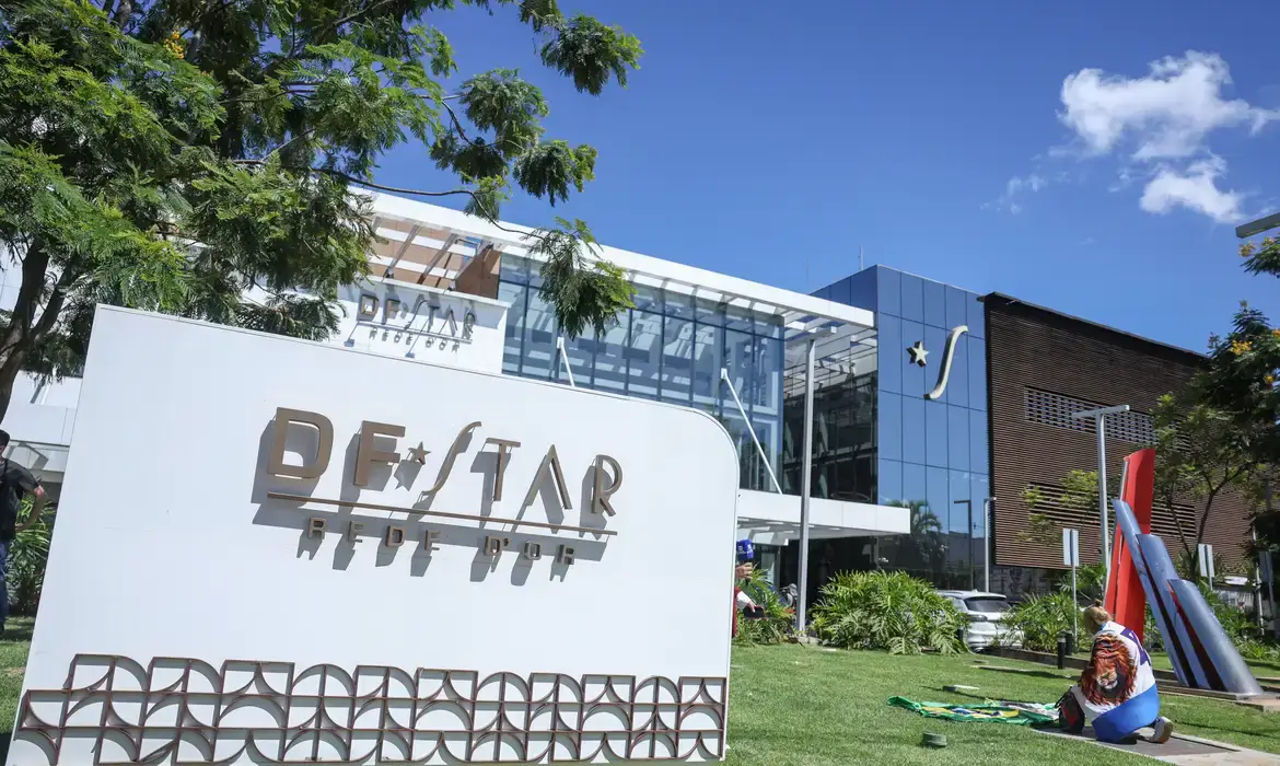 A defesa do ex-presidente Jair Bolsonaro fez nesta terça-feira (17) ao ministro Alexandre de Moraes, do Supremo Tribunal Federal (STF), um novo pedido para que ele seja transferido ao regime de prisão domiciliar, em razão de seu estado de saúde, para cumprir sua pena de 27 anos e três meses de prisão por crimes contra a democracia. O pedido foi apresentado quatro dias depois de Bolsonaro ter sido internado, com autorização judicial, na Unidade de Terapia Intensiva (UTI) de um hospital particular de Brasília, para tratar uma broncopneumonia bacteriana bilateral de provável origem aspirativa. O ex-presidente passou mal em sua cela no 19º Batalhão da Polícia Militar, conhecido como Papudinha, em 13 de março, e foi internado na UTI logo ao chegar ao hospital, com quadro de febre alta e queda na saturação de oxigênio. De acordo com o boletim médico mais recente, Bolsonaro apresenta melhora clínica, com recuperação da função renal e melhora parcial de marcadores inflamatórios, embora permaneça sob cuidados clínicos intensivos. No pedido desta terça, os advogados, amparados pelos argumentos da equipe médica particular que acompanha Bolsonaro, argumentam que novos episódios de broncoaspiração podem ocorrer a qualquer momento, situação que exige “monitoramento clínico frequente”.