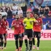 Os casos de Síndrome Respiratória Aguda Grave (SRAG) seguem em tendência de queda, mas nove capitais ainda registram crescimento da doença, segundo o boletim InfoGripe, da Fundação Oswaldo Cruz (Fiocruz), divulgado nesta quinta-feira (9).   A Influenza B mantém aumento em estados da Região Centro-Sul, enquanto a incidência da síndrome continua mais elevada entre crianças pequenas e a mortalidade permanece concentrada entre idosos.  De acordo com o boletim, os casos graves por Influenza B seguem em crescimento no Distrito Federal, Goiás, Minas Gerais, Rio de Janeiro e Santa Catarina.   O Ceará, Maranhão, Mato Grosso do Sul, Paraná e São Paulo apresentam indícios de interrupção do avanço ou início de queda.  Até a Semana Epidemiológica 26, nove das 27 capitais apresentaram níveis de atividade de SRAG classificados como alerta, risco ou alto risco nas últimas duas semanas, com sinal de crescimento na tendência de longo prazo.   As capitais são Belo Horizonte, Boa Vista, Curitiba, Florianópolis, Goiânia, Manaus, Palmas, Porto Alegre e Rio Branco.  Outras 11 capitais também registram incidência de SRAG em níveis de alerta, risco ou alto risco, mas sem crescimento sustentado nas últimas seis semanas.   Nessa situação estão Aracaju, Belém, Brasília, Campo Grande, Cuiabá, João Pessoa, Macapá, Maceió, Rio de Janeiro, Salvador e São Luís.  Segundo a Fiocruz, o aumento dos casos em Belo Horizonte, Curitiba, Florianópolis e Porto Alegre ocorre principalmente entre crianças menores de 2 ou 4 anos de idade. Em Rio Branco, o crescimento é observado entre crianças e adolescentes de 2 a 14 anos.   Belo Horizonte, Florianópolis, Manaus e Rio Branco também registram aumento de casos entre idosos.  A pesquisadora do InfoGripe Tatiana Portella ressalta que, embora o cenário nacional seja de redução dos casos, a circulação dos vírus respiratórios continua elevada em parte do país.   “A população dos grupos prioritários deve manter a vacinação contra a influenza em dia, pois ela reduz o risco de hospitalizações e mortes. Também é importante que pessoas com sintomas respiratórios evitem contato com indivíduos mais vulneráveis, como idosos, crianças pequenas e pessoas imunocomprometidas, além de utilizar máscara ao apresentar sintomas”, orienta.  Nas quatro últimas semanas epidemiológicas, entre os casos com resultado laboratorial positivo para vírus respiratórios, 55,9% foram causados pelo vírus sincicial respiratório (VSR), 23,3% por rinovírus, 12,7% por Influenza A, 8,4% por Influenza B e 2,2% por Sars-CoV-2, vírus causador da covid-19.  Entre os óbitos registrados no mesmo período, a Influenza A respondeu por 33,1% dos casos, seguida do rinovírus (26,3%), do vírus sincicial respiratório (21,7%), da Influenza B (15,4%) e da covid-19 (6,9%).  Desde o início do ano, o Brasil notificou 109.347 casos de SRAG. Desse total, 56.530 (51,7%) tiveram resultado laboratorial positivo para algum vírus respiratório, 37.770 (34,5%) apresentaram resultado negativo e pelo menos 8.195 (7,5%) ainda aguardam confirmação laboratorial.  O boletim mostra ainda que, no cenário nacional, os casos de SRAG apresentam início ou manutenção da queda entre pessoas de 2 a 49 anos e entre idosos com 65 anos ou mais. Na faixa etária de 50 a 64 anos, observa-se um leve aumento das ocorrências, enquanto entre crianças menores de 2 anos o cenário é de estabilização.  A Fiocruz destaca que a incidência semanal da síndrome continua mais elevada entre crianças pequenas, principalmente em decorrência do vírus sincicial respiratório.   A mortalidade permanece maior entre idosos, tendo a Influenza A como principal causa.   Os casos de SRAG associados à covid-19 seguem em níveis baixos em todas as faixas etárias.